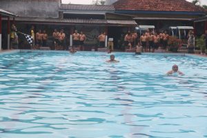 Prajurit Kodim 0429/Lamtim Uji Ketangkasan Renang 50M
