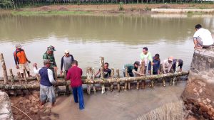 Babinsa Koramil 08/RU Bersama Warga Perbaiki Tanggul Bendungan Jebol Terdampak Banjir
