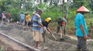 Luar Biasa, Danramil 03/MT Pimpin Gotong Royong Pengecoran Jalan Hasil Swadaya Masyarakat