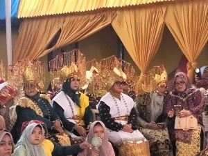 Bupati Lampung Timur Dianugerahi Gelar Adat “Rateu Pimpinan Mergo” di Sekampung Udik