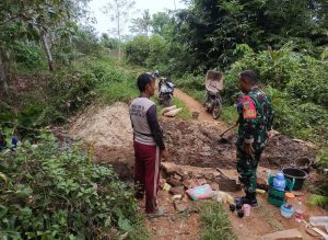 Babinsa Koramil 05/Sukadana Monitoring Pembangunan Jembatan